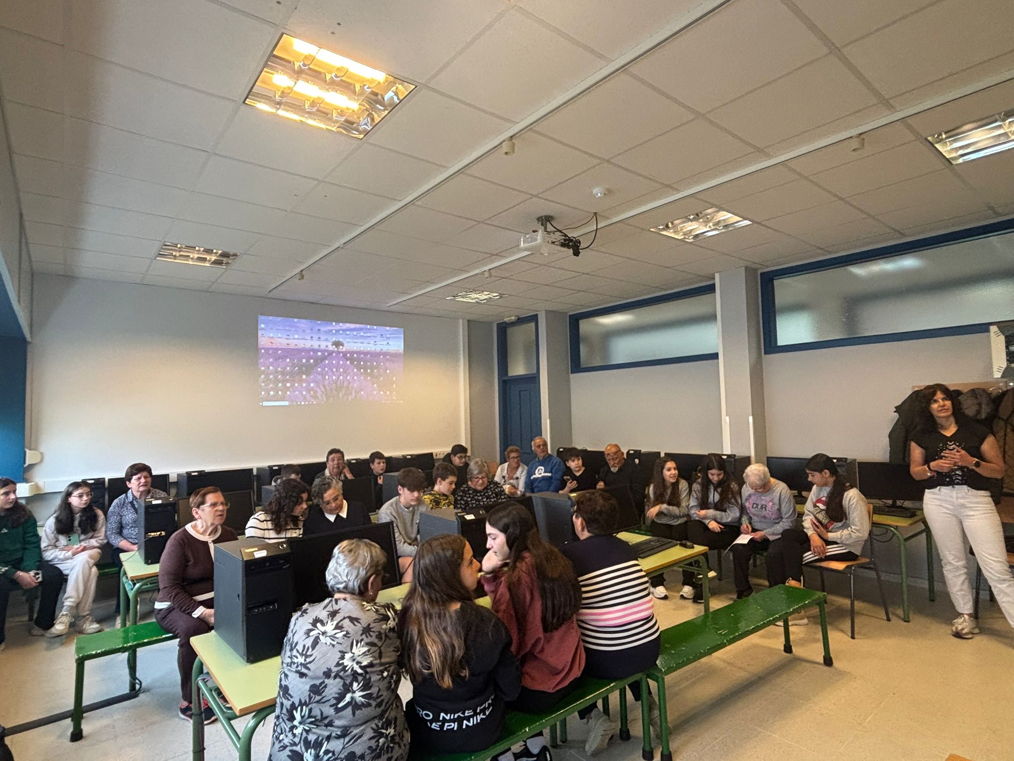 Jóvenes y personas mayores aprendiendo juntos